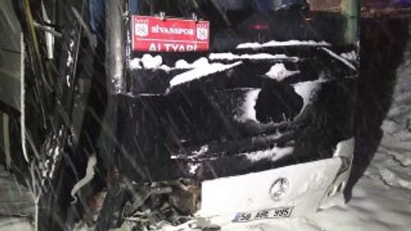 Sivasspor altyapı futbolcularının otobüsü kaza yaptı