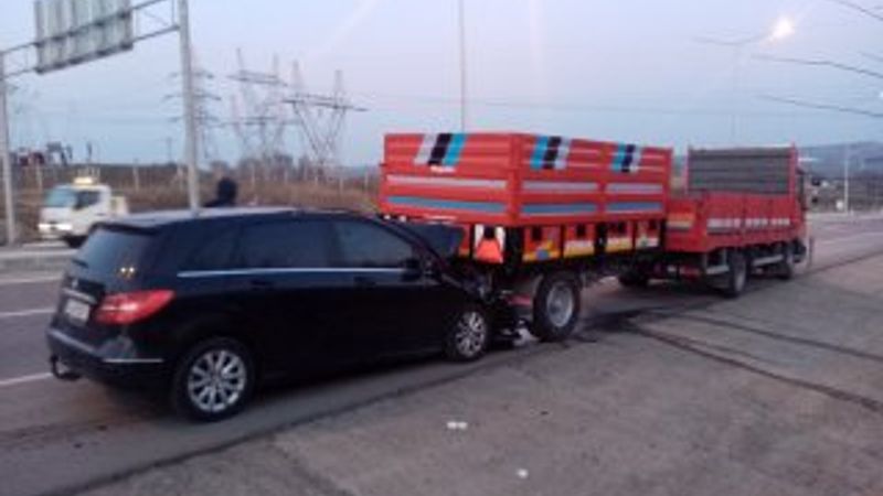 Tekirdağ'da otomobil traktör römorkuna çarptı