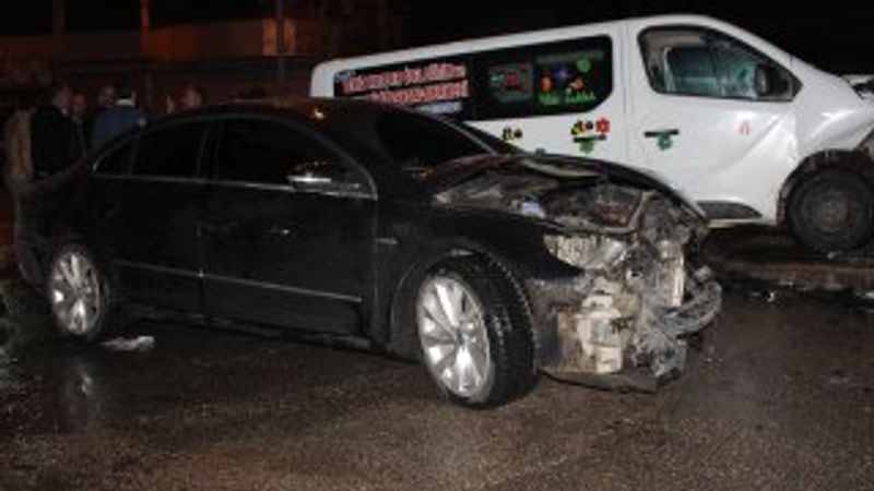 Elazığ'da otomobil ile minibüs çarpıştı: 3 yaralı