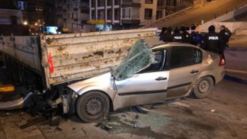 Ankara'da bir otomobil park halindeki tırın altına girdi