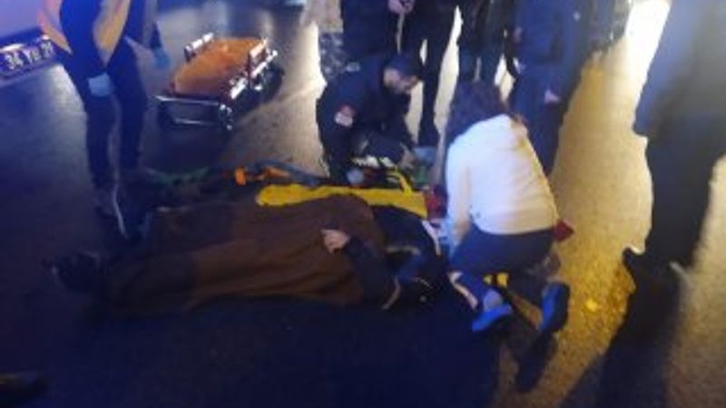 İstanbul'da otomobil önünde seyreden motosiklete çarptı