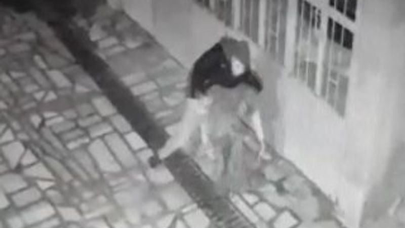 Annesini bıçakladıktan sonra polislere teslim oldu