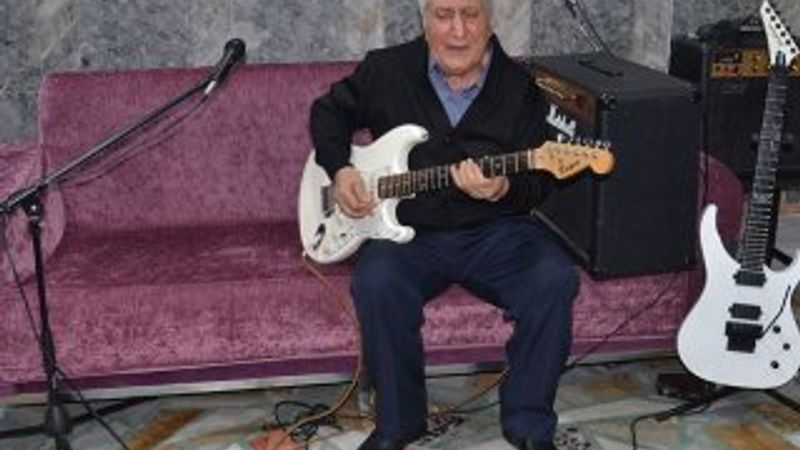 Gitarist Neşat Dinçer, huzurevinde de müzik yapıyor
