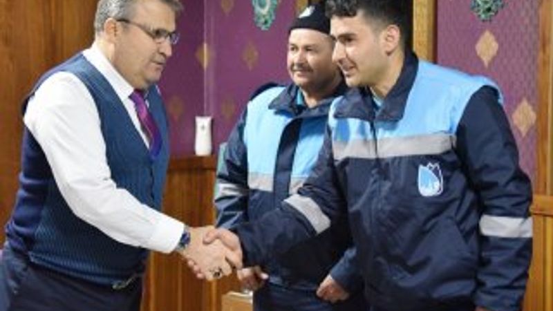 Temizlik işçileri buldukları çeki sahibine ulaştırdı