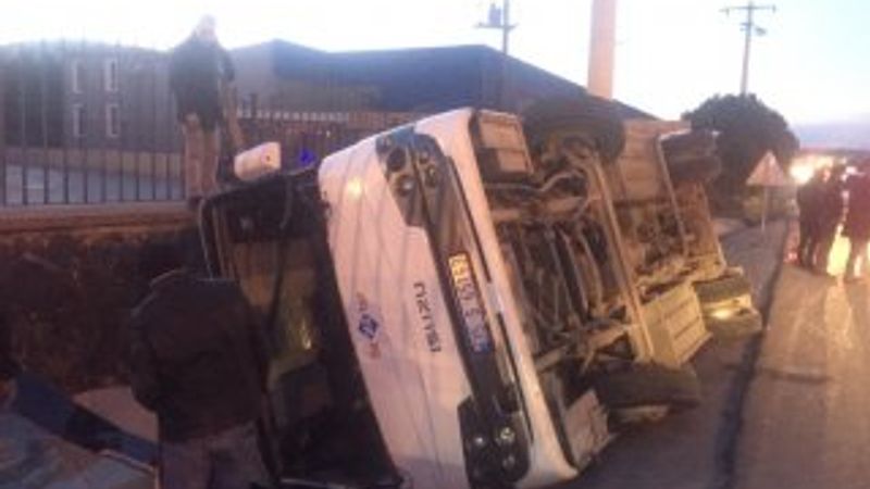 İzmir’de servis aracı devrildi: 8 yaralı
