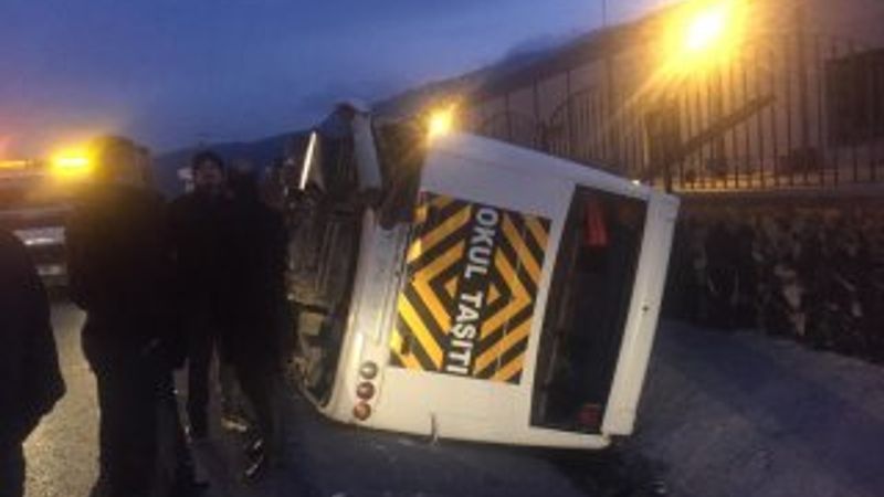 İzmir'de servis aracı devrildi: 8 yaralı