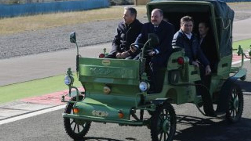 Bakan Varank, yerli üretim elektrikli faytona bindi