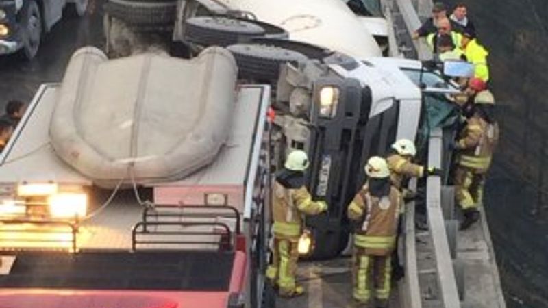 Bağcılar'da beton mikseri otomobilin üzerine devrildi