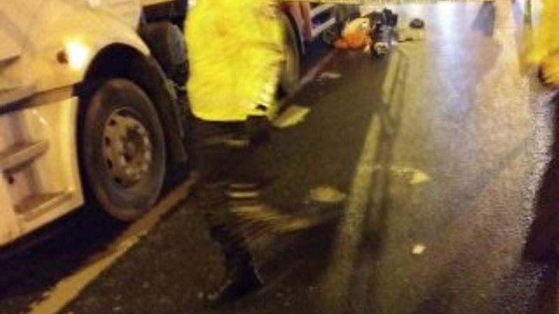 Kamyonun altında kalan motosikletli sürücü öldü