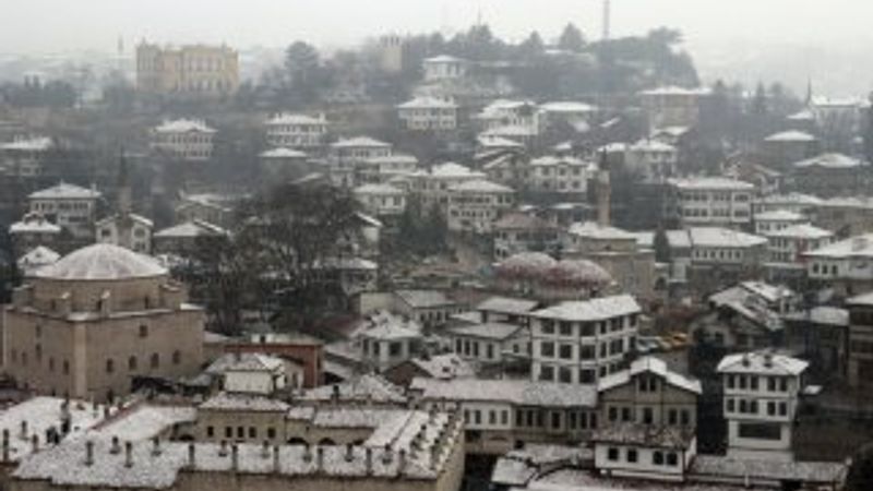 Safranbolu'da kar tarihi konakları beyaza bürüdü