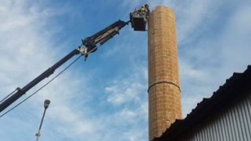 Depremde hasar gören minarenin yıkımına başlanıldı