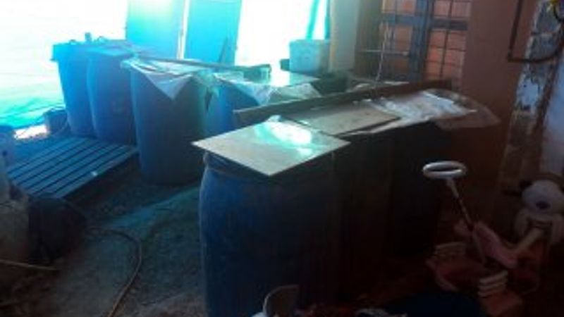 İmalathaneye dönüştürülen evden 1380 litre sahte içki çıktı