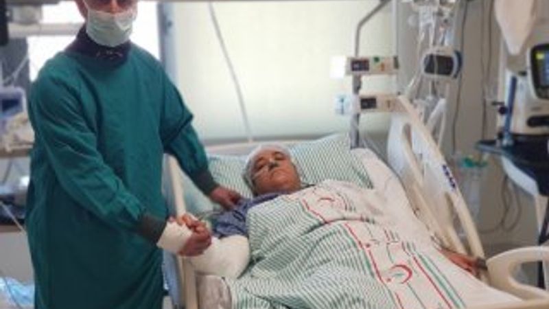 İtfaiye erinden enkazdan kurtardığı depremzedeye ziyaret