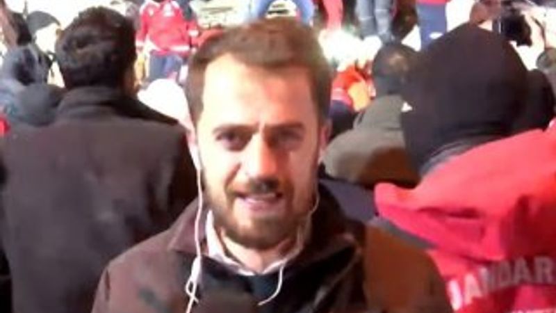 Deprem bölgesinde yerel televizyon muhabirinin zor anları