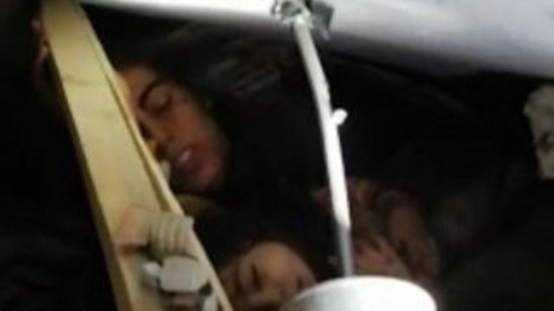 Anne ve 2,5 yaşındaki çocuğunun enkazdan kurtarılma anı