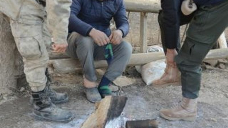 Asker çorabını çıkartıp depremzedeye giydirdi