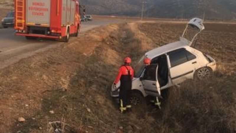 Denizli'de otomobil şarampole girdi