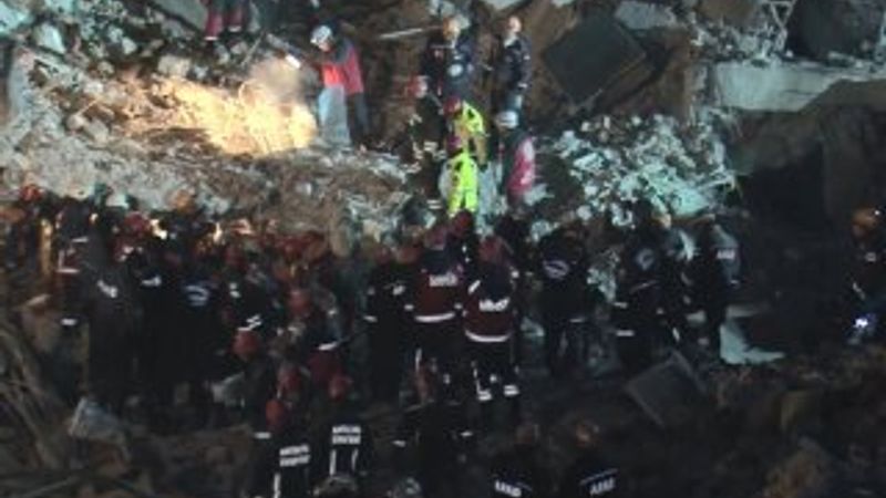 Enkaz altından bir kişinin daha cansız bedeni çıkarıldı