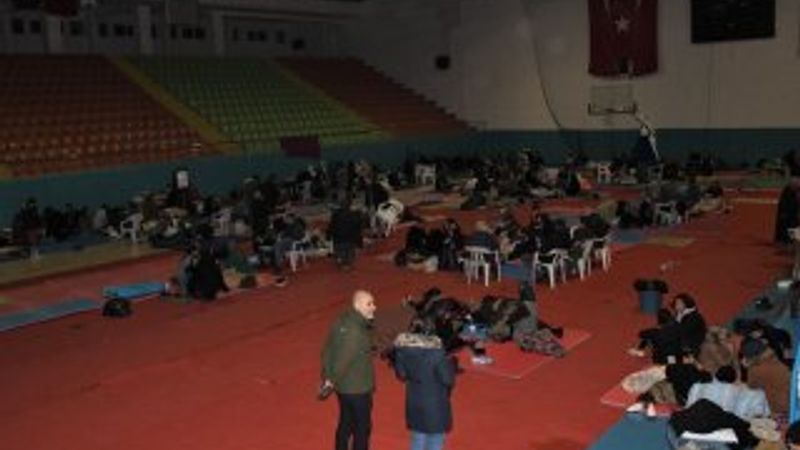Evleri zarar gören vatandaşlar spor salonunda konaklıyor
