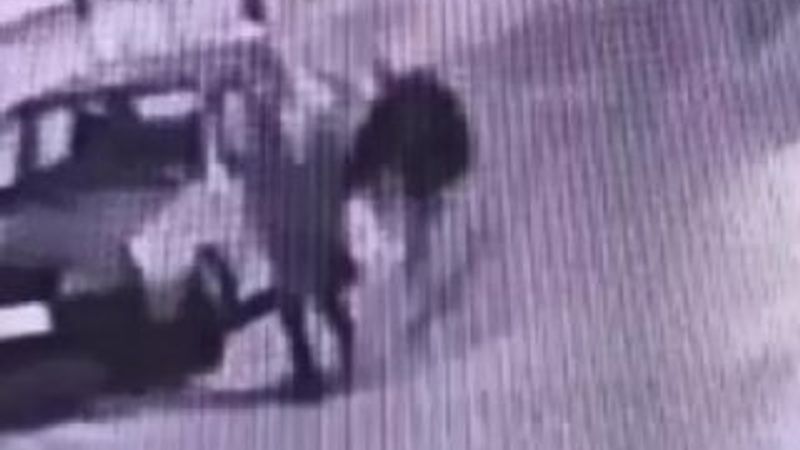 Bisikletle geçerken öğretmeni taciz etti