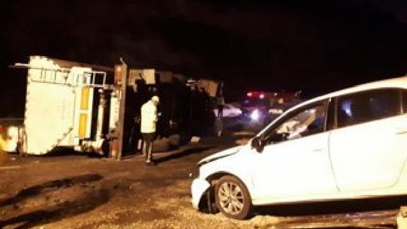 Manisa'da tır devrildi: 2 yaralı