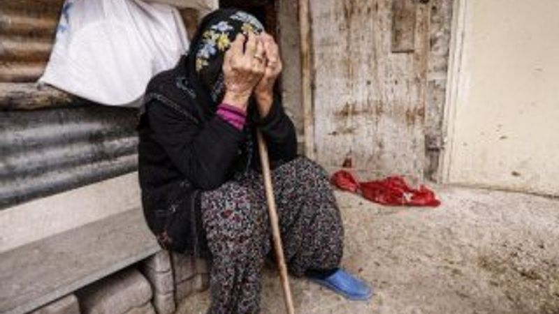 'Robin Hood' deprem bölgesinde para dağıttı