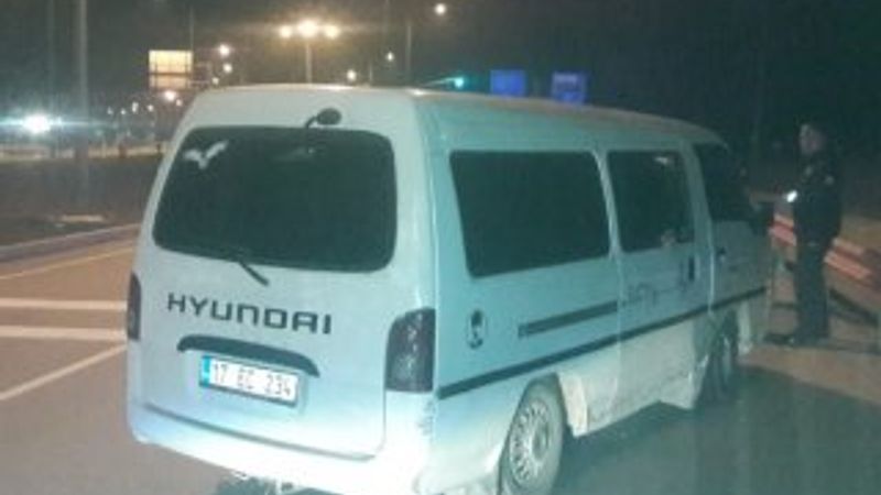 Çanakkale'de 9 kişilik araçtan 22 mülteci çıktı