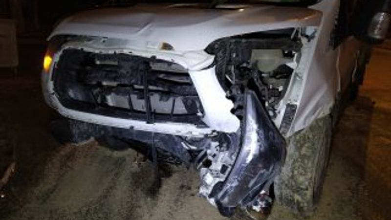 Arnavutköy’de 2 araç kafa kafaya çarpıştı