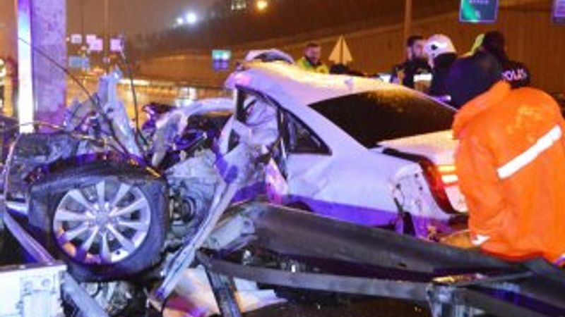 İstanbul'da bariyerlere çarpan araçtaki sürücü öldü