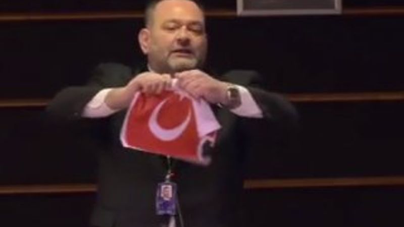 AB'den Türk bayrağını yırtan Yunan vekile tepki