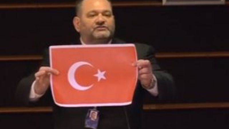 Yunan vekil, AP'de Türk bayrağını yırttı
