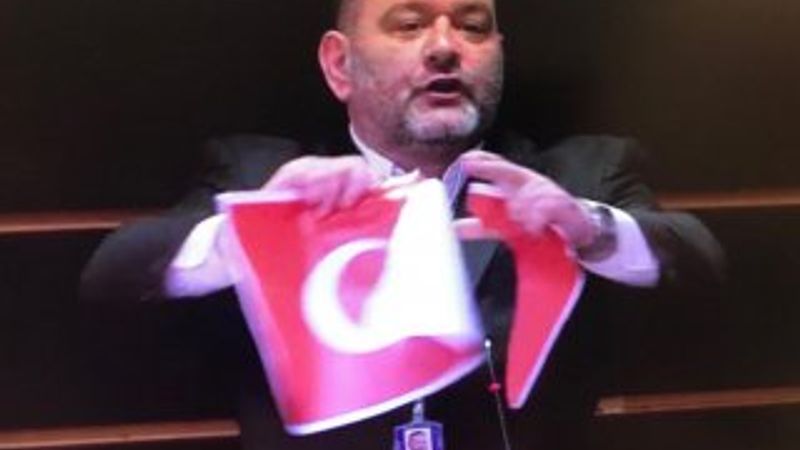 Türk bayrağını yırtan Yunan vekile tepkiler