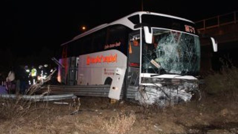 Düzce'de yolcu otobüsü bariyerlere çarparak yoldan çıktı