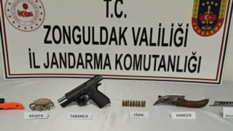 Durdurulan şahsın üzerinden çok sayıda silah çıktı