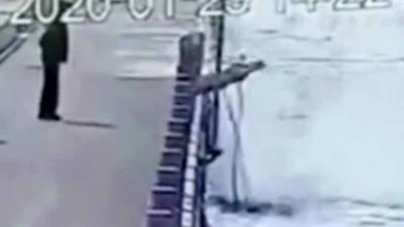 Çinli bir adam, nehirdeki sütunları devirdi