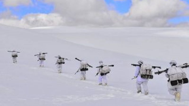 Türk askerinin dağlardaki terörist avı