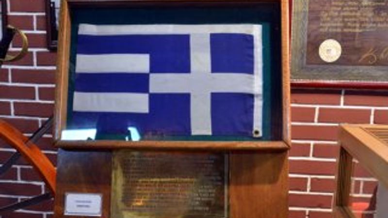 Kardak'tan sökülen Yunan bayrağı müzede