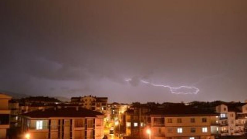 Aksaray'da yıldırımla Türkiye haritası oluştu