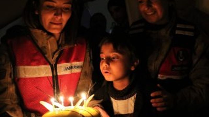 Depremzede çocuğa çadırda doğum günü