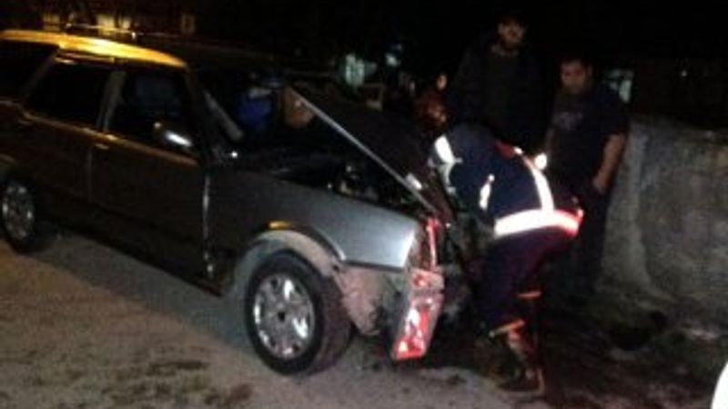 Düzce'de direksiyonu kilitlenen otomobil direğe çarptı