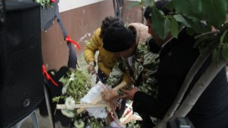 Şehit cenazesinde CHP çelenkleri parçalandı