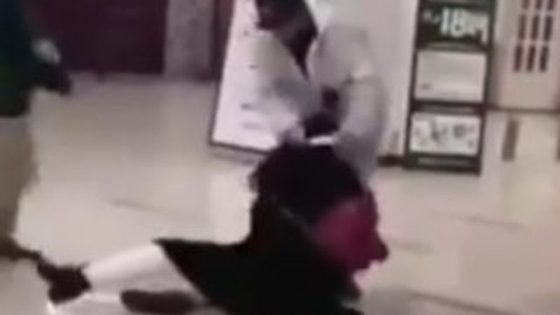 Çin'de maske takmayan kadın darbedildi