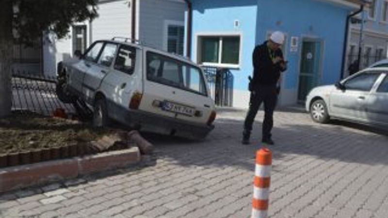 Direksiyon başında kalp krizi geçirince 3 araca çarptı