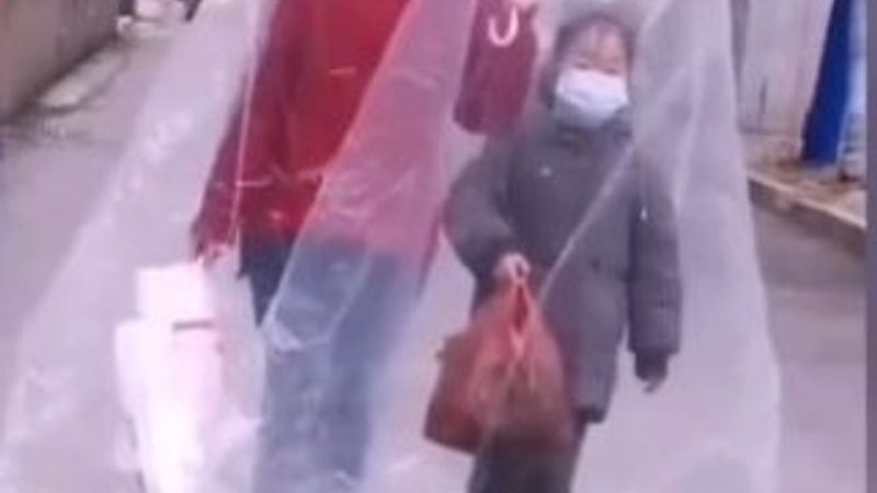 Çinli anne ve kız sokak ortasında torbayla gezdi