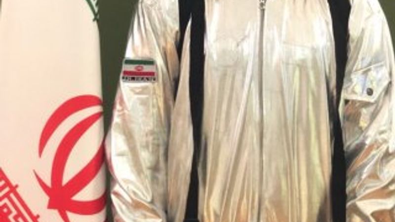 İranlı bakanın paylaştığı uyduruk astronot kostümü viral oldu