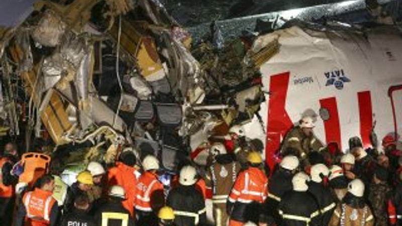 Uçak enkazında yaralıları kurtarma çabası