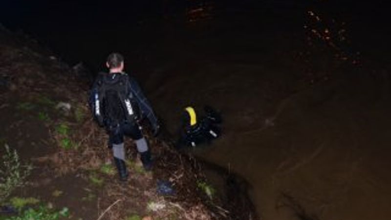 Irmağa atlayan kızının peşinden gitti