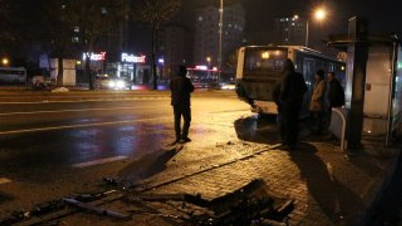 Kayseri'de bir araç duraktaki yolcu otobüsüne çarptı