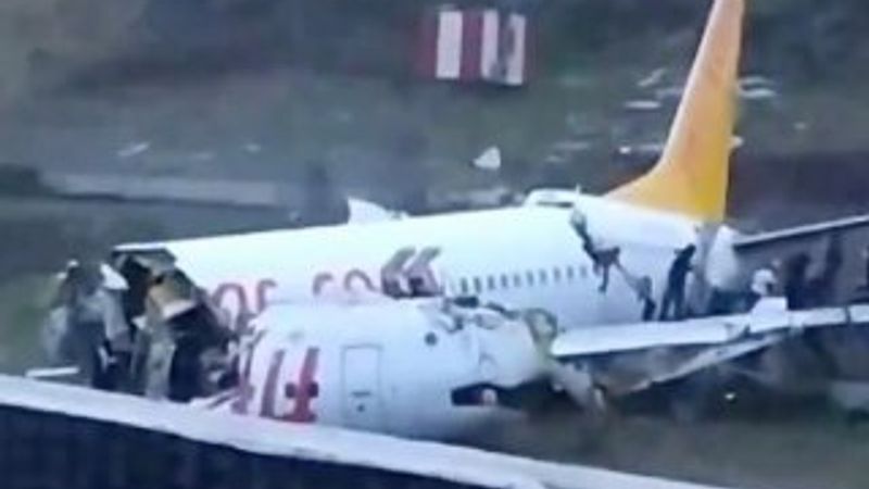 Sabiha Gökçen'e ulaşmaya çalışan polis aracı kaza yaptı