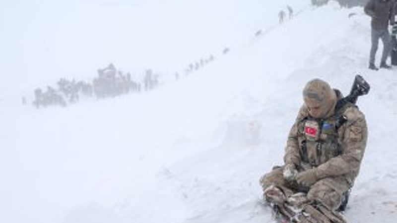 Van'daki çığ sonrası yürek yakan fotoğraf